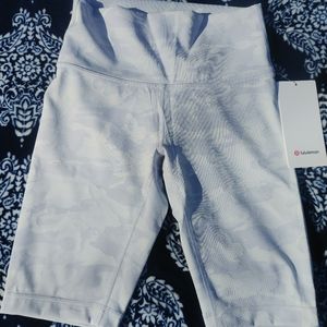 **SOLD**Lululemon Wunder Under Jacquard Size 6